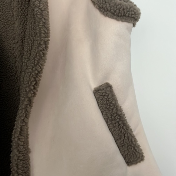 Anthropology small cream and grey fur vest with pockets - Picture 3 of 4